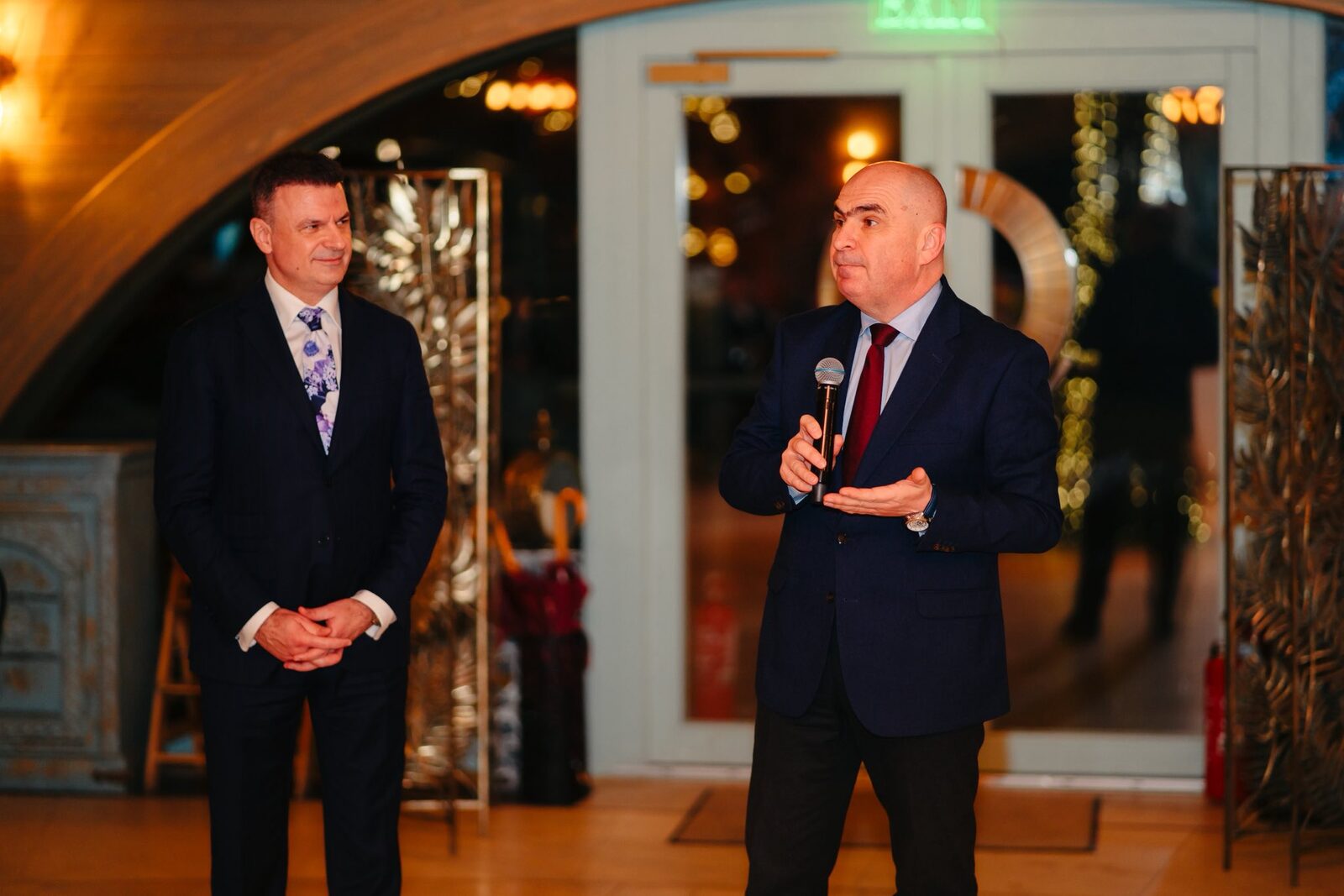 Liberalul Mircea Roșca, implicat într-un scandal care a zguduit scena politică românească, a recunoscut oficial participarea în cadrul unei petreceri private la care au fost prezenți câțiva dintre cei mai influenți membri ai puterii