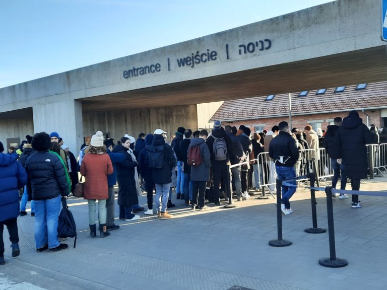 Muzeul Auschwitz renunță la biletele fizice, vizitele se rezervă online din martie