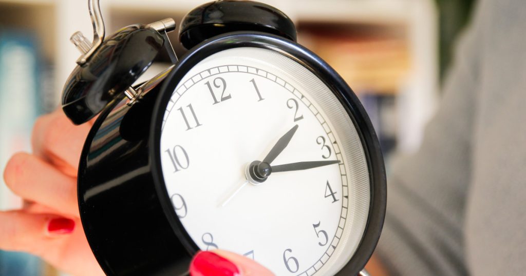 Ora de vară 2026: Data de la care ceasurile se dau înainte și se întunecă mai târziu