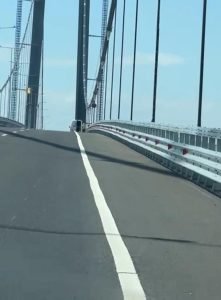 Restricții de circulație impuse din cauza reparațiilor pe podul peste Dunăre de la Brăila Autoritățile au anunțat, în această săptămână, introducerea unor restricții temporare de viteză pe podul de peste Dunăre de la Brăila, măsură adoptată pentru a permite desfășurarea lucrărilor de reparație efectuate în zonă
