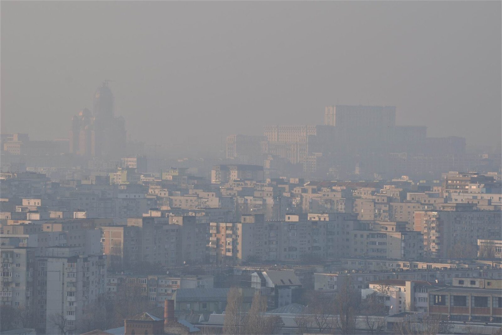 Aerul din București, amendat cu sume modice pentru poluarea de la imobile, în timp ce controalele Gărzii de Mediu ignoră deversările ilegale