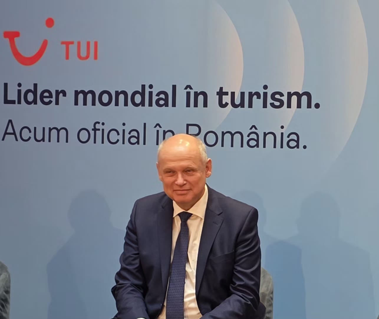 Prim-ministrul Ilie Bolojan se întâlnește cu CEO-ul Grupului TUI pe fondul intrării companiei pe piața din România Prim-ministrul Ilie Bolojan a avut o întâlnire cu Sebastian Ebel, CEO al TUI Group, unul dintre cei mai mari operatori turistici integrăți la nivel internațional, la Palatul Victoria, vineri