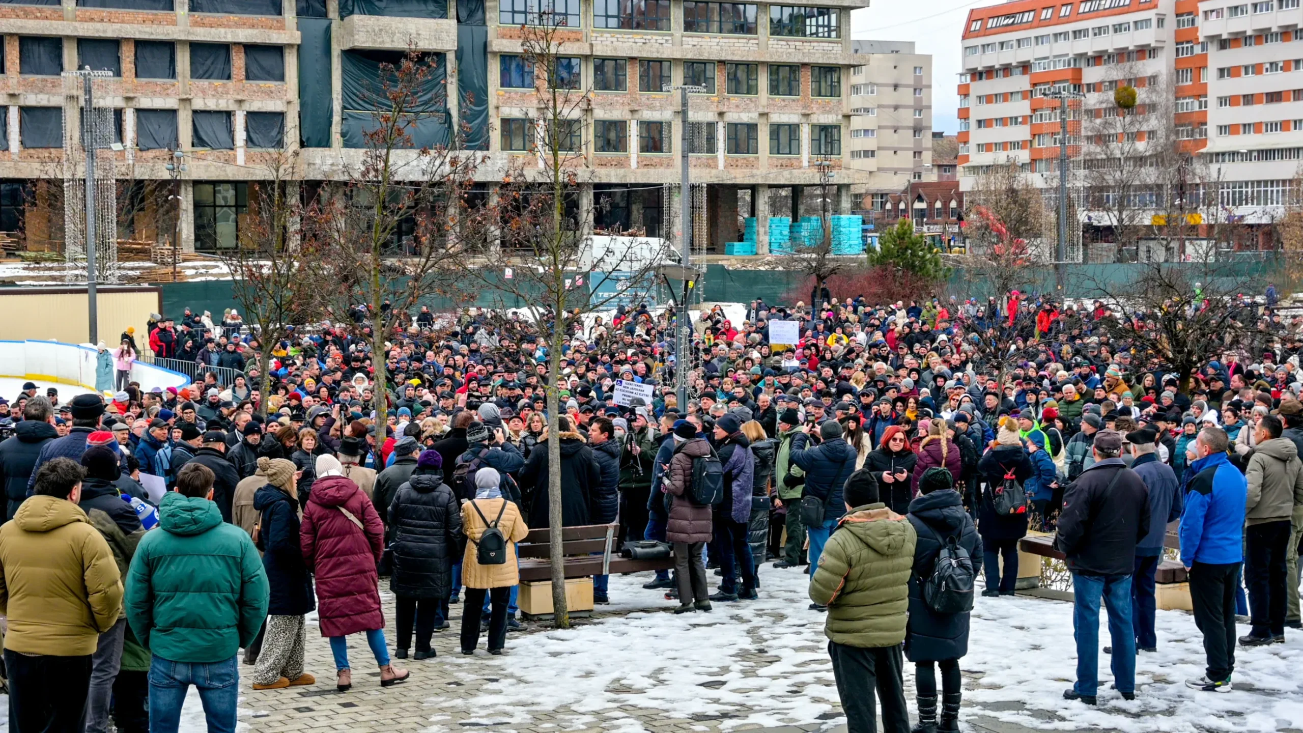 Nemulțumiri crescânde în Ținutul Secuiesc: proteste anti-UDMR care sfidează loialitatea politică Zona Ținutului Secuiesc, cunoscută pentru specificul său etnic și cultural, se află în centrul unui val de nemulțumiri nemaiîntâlnit până acum