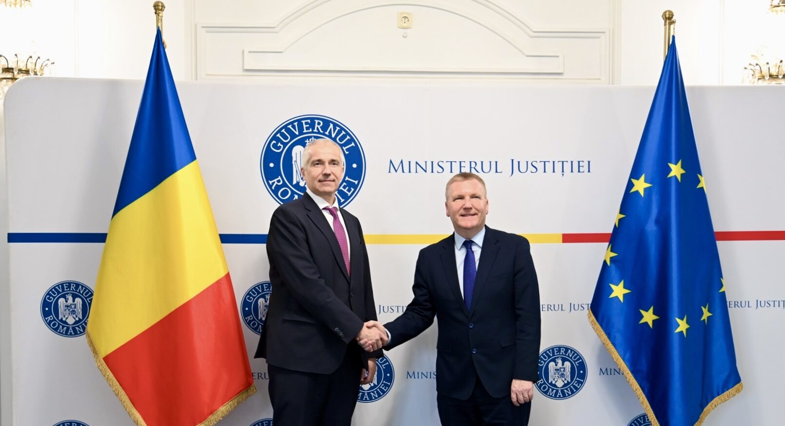 Vizită oficială la București a comisarului european pentru Democrație, Justiție și Stat de Drept, evidențiind sprijinul pentru reforme și cooperare transfrontalieră Comisarul european pentru democrație, justiție, stat de drept și protecția consumatorilor, Michael McGrath, a efectuat joi o vizită oficială în Capitală, marcând o nouă etapă în intensificarea colaborării dintre Uniunea Europeană și România în domeniul justiției și al statului de drept
