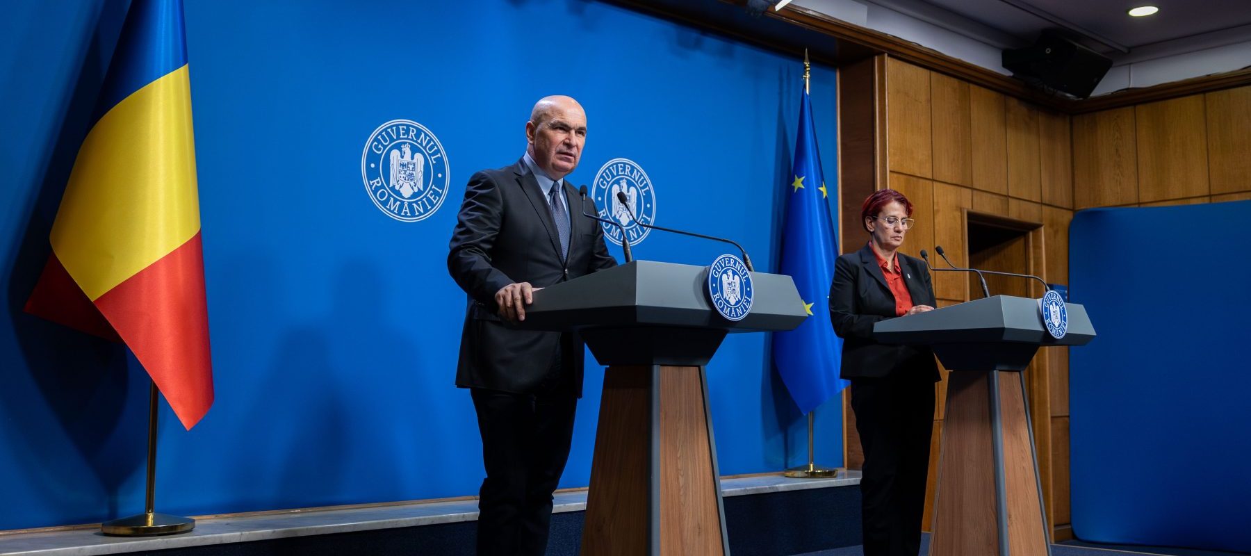 Premierul Ilie Bolojan și Ioana Ene Dogioiu, purtătoarea de cuvânt a Guvernului. Foto: Guvernul României