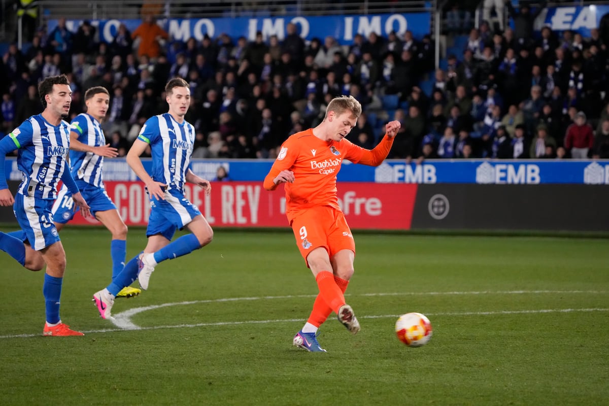 Orri Óskarsson chuta para marcar el tercer gol ante el Alavés en los cuartos de la Copa.