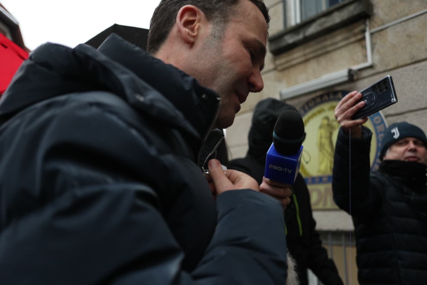 Primarul Sectorului 3, Robert Negoiță, se află în centrul unui nou scandalu legislativ, după ce, în urma unor audieri și percheziții, acesta a fost plasat sub control judiciar