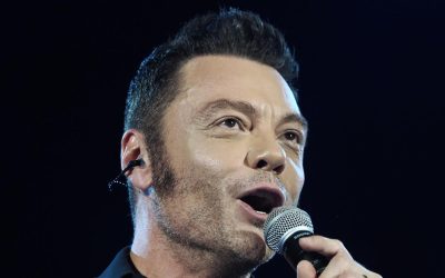 Sanremo 2026, Tiziano Ferro da standing ovation all'Ariston. Ma è il web è spiatato: "Ingrassato"