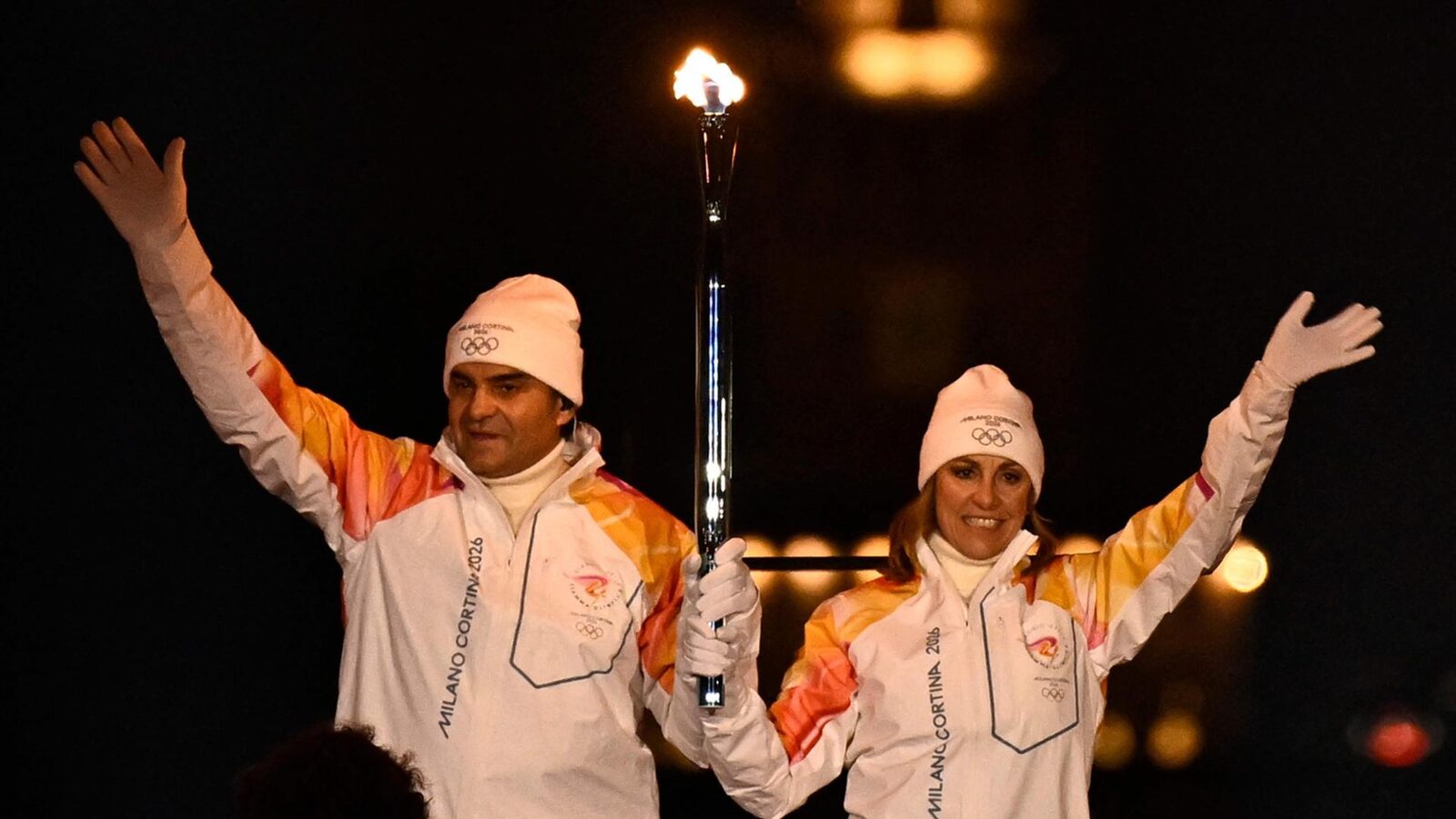 Emoție și tradiție la deschiderea Jocurilor Olimpice de Iarnă Ceremonia de deschidere a Jocurilor Olimpice de Iarnă de la Milano și Cortina a fost un adevărat spectacol, plin de energie și simbolism, marcată de prezența unor personalități de marcă ale sportului italian, precum Alberto Tomba, Deborah Compagnoni și Sofia Goggia