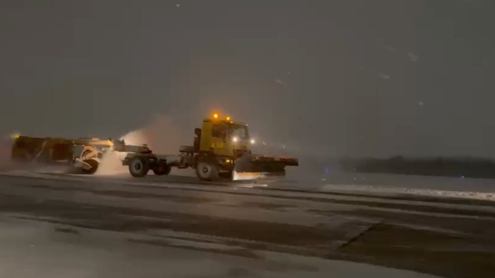 Traficul aerian de pe aeroporturile din București se desfășoară în condiții de iarnă, însă, până în acest moment, nu au fost anunțate zboruri anulate
