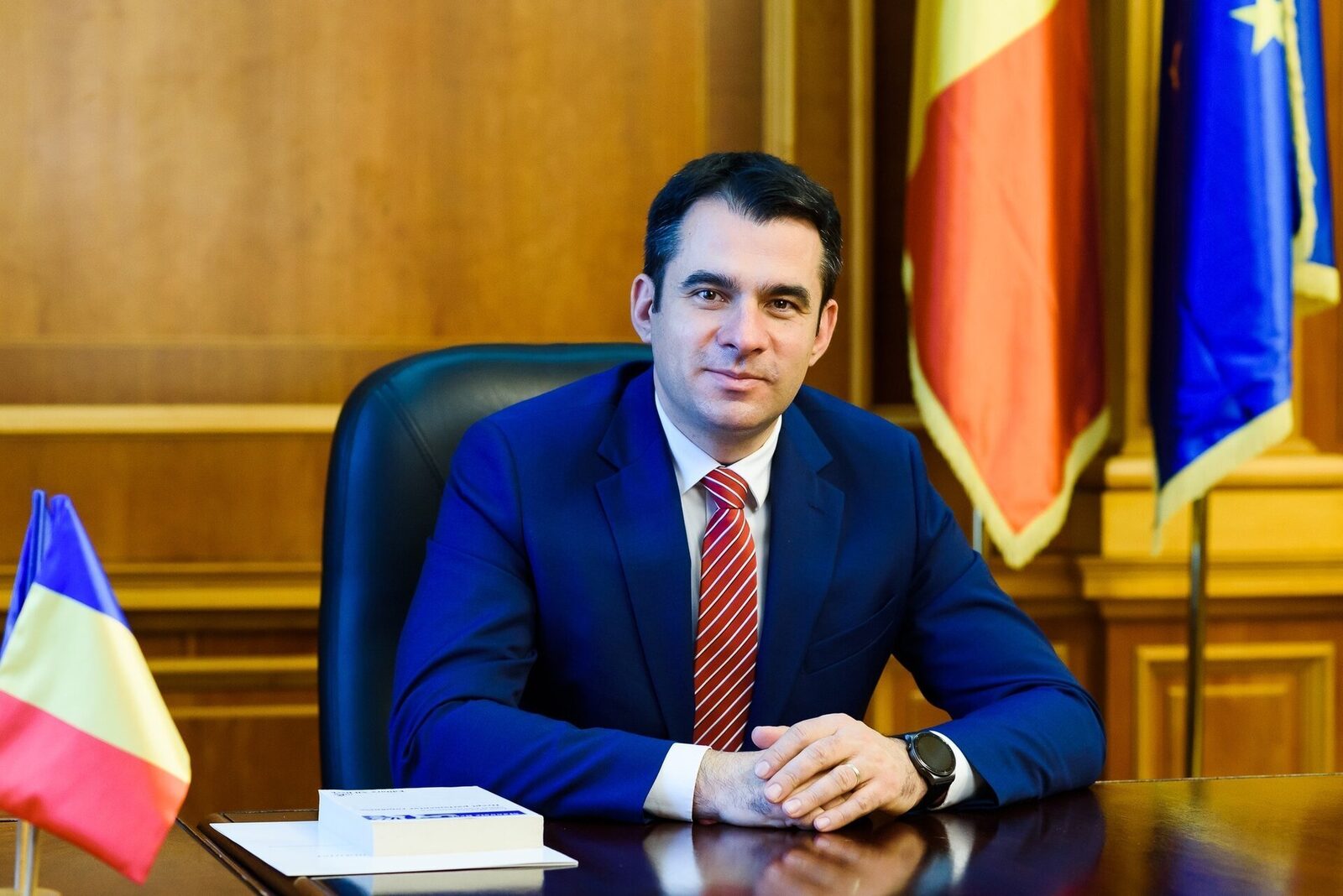 Senatorul USR, Ştefan Pălărie, a criticat dur iniţiativa PNL, AUR şi PSD de a modifica Legea Academiei Române, catalogând propunerea drept fiind una „care frizează orice logică” și având prevederi „absolut abuzive și respingătoare”