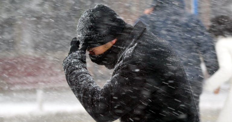 Vreme capricioasă: Cod galben de vânt și ninsori viscolite în județe