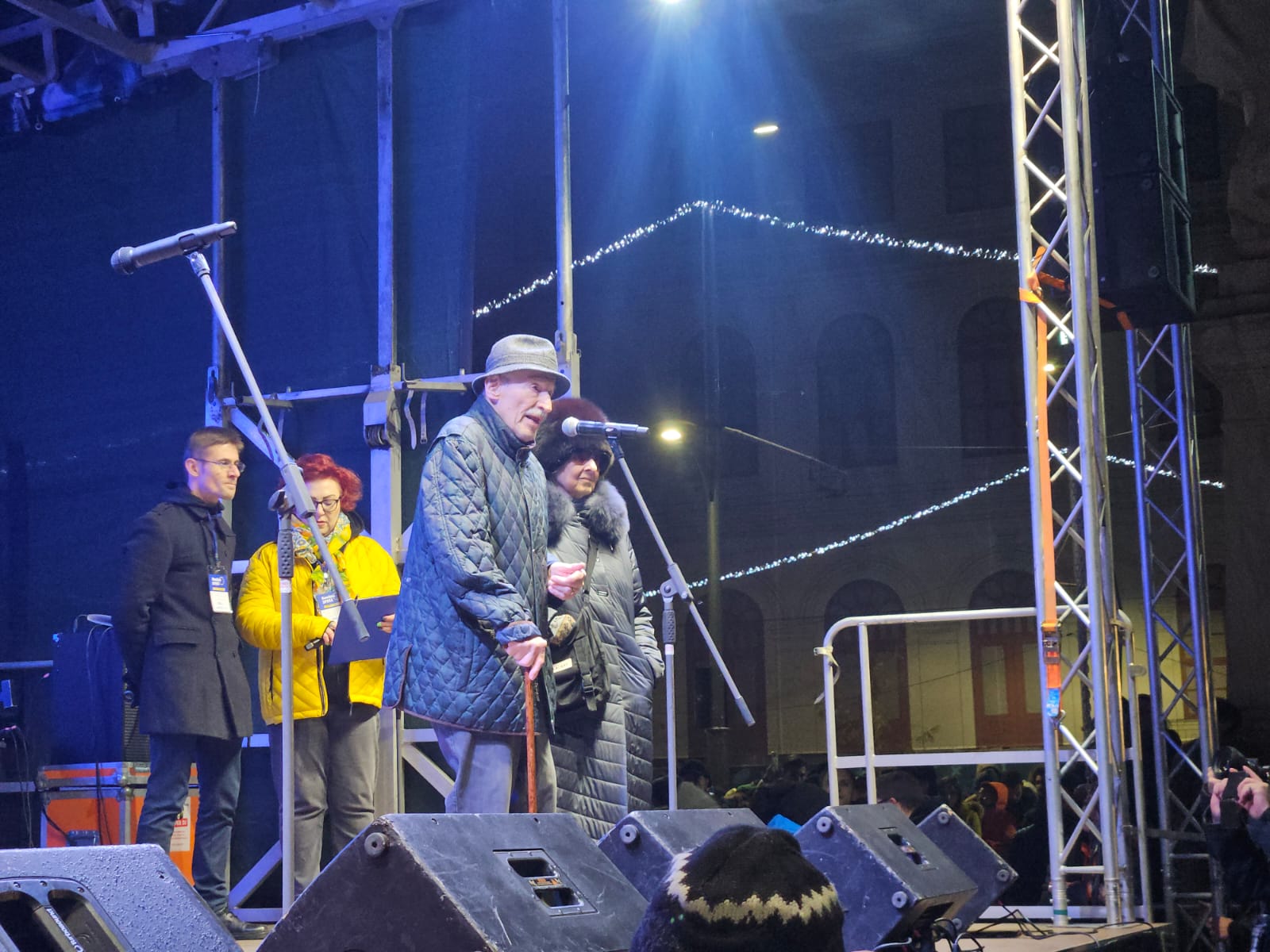 Percheziții la persoane suspectate de amenințări cu moartea la adresa lui Victor Rebengiuc, după implicarea în alegeri Joi, 12 februarie, autoritățile din România au efectuat două percheziții domiciliare în Capitală, în căutarea persoanelor suspectate că l-au amenințat cu moartea pe actorul Victor Rebengiuc
