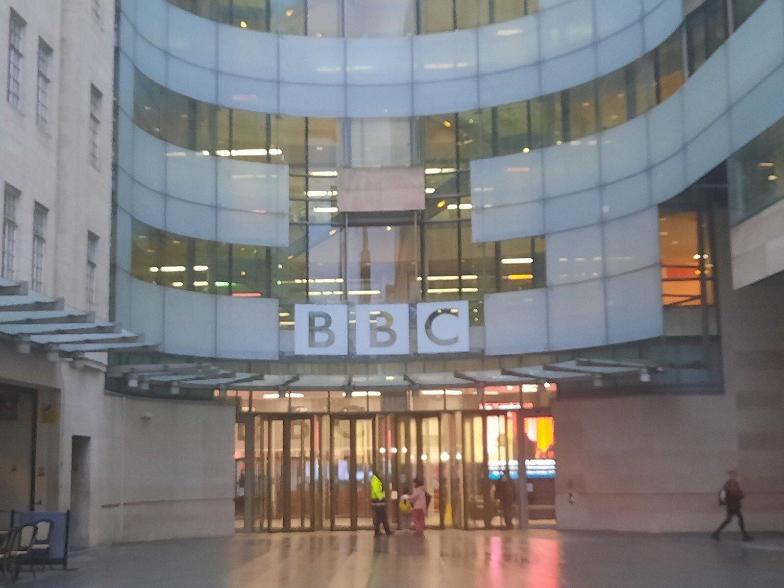 BBC sub lupa după incidentul rasist de la gala BAFTA: începe o anchetă internă O nouă umbră plutește asupra reputației BBC, după ce postul TV a anunţat miercuri demararea unei investigaţii interne în urma incidentului.simpatizant cu insulte rasiale, care a avut loc în timpul transmisiunii galei BAFTA din weekend