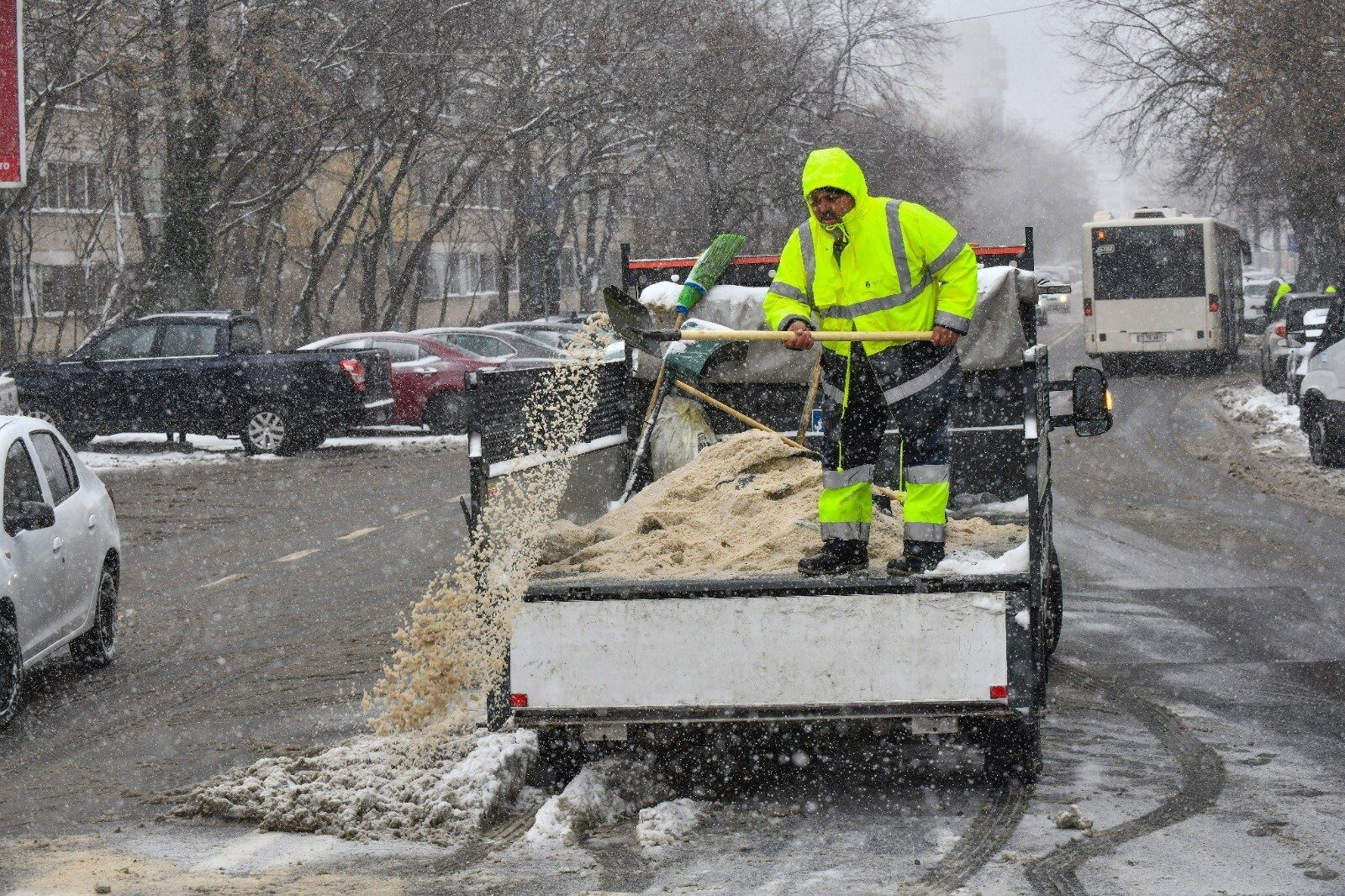Bucureștiul în lupta cu ninsorile: peste 300 de utilaje pentru deszăpezire acționează intens pentru refacerea traficului Capitala României se află sub o presiune semnificativă din cauza ninsorilor abundente din această dimineață, iar autoritățile au mobilizat o flotă impresionantă de utilaje și personal pentru a face față provocărilor de pe străzile aglomerate