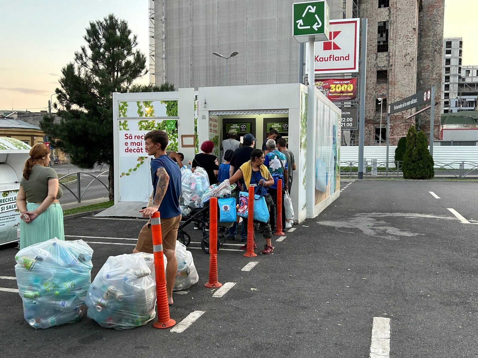 Bucureștenii și ilfovenii au recuperat în 2025 peste 94 de milioane de euro prin Sistemul Garanție-Returnare (SGR), bani ce provin din returnarea a aproape 960 de milioane de ambalaje