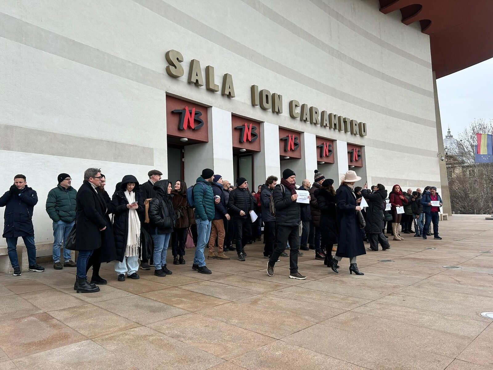 Teatrul Național din București a fost scena unui protest neobișnuit marți după-amiază, când actorii, membrii tehnici și colegii de breaslă s-au adunat în fața clădirii pentru a-și exprima nemulțumirea față de noile norme impuse de Ministerul Culturii