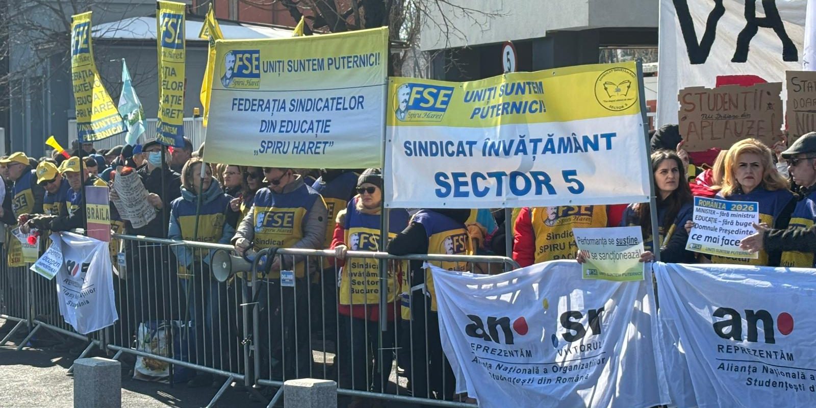 Sindicatele din învățământ au organizat, miercuri, un protest inedit în fața Palatului Cotroceni, pentru a-și exprima nemulțumirea față de măsurile guvernamentale menite să reducă deficitul bugetar, măsuri pe care le consideră dăunătoare pentru sectorul educației