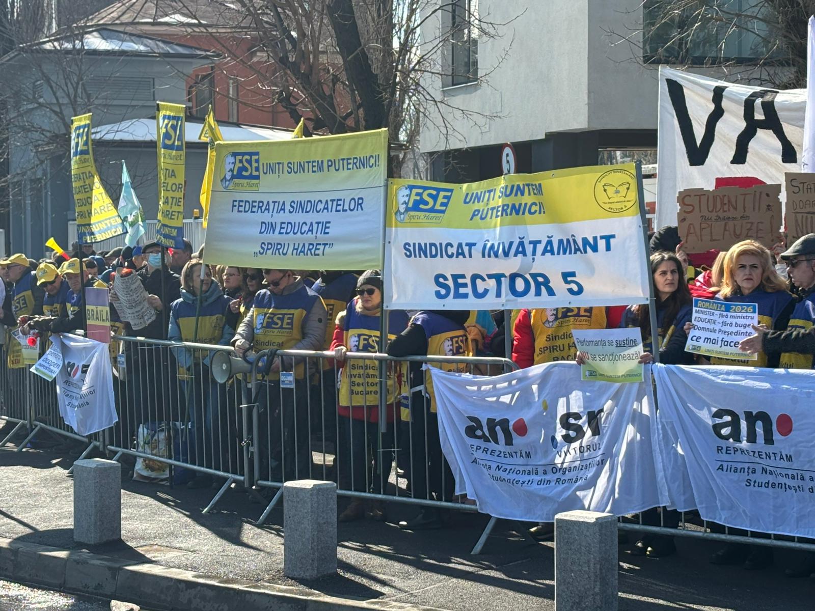 Sindicatele din învățământ au organizat, miercuri, un protest inedit în fața Palatului Cotroceni, pentru a-și exprima nemulțumirea față de măsurile guvernamentale menite să reducă deficitul bugetar, măsuri pe care le consideră dăunătoare pentru sectorul educației