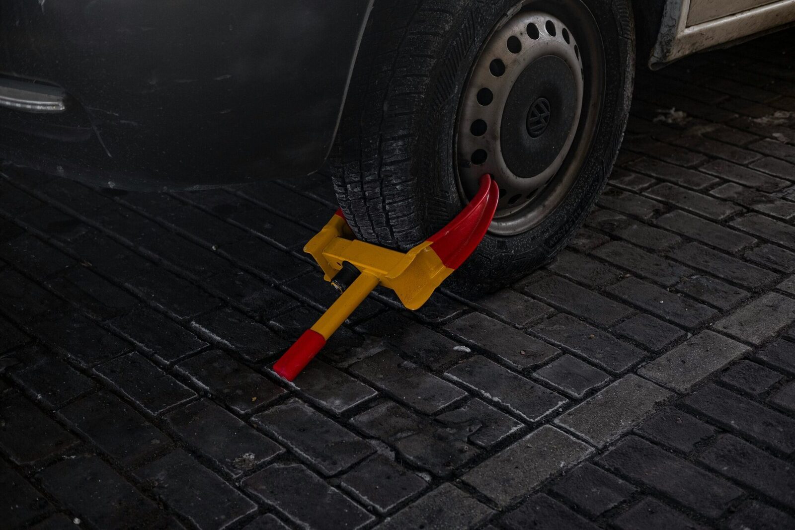 Primăria Sectorului 4 a demarat recent o investiție semnificativă în reabilitarea sistemului de blocatoare de roți, componente esențiale pentru gestionarea parcării neregulamentare în zona administrativei