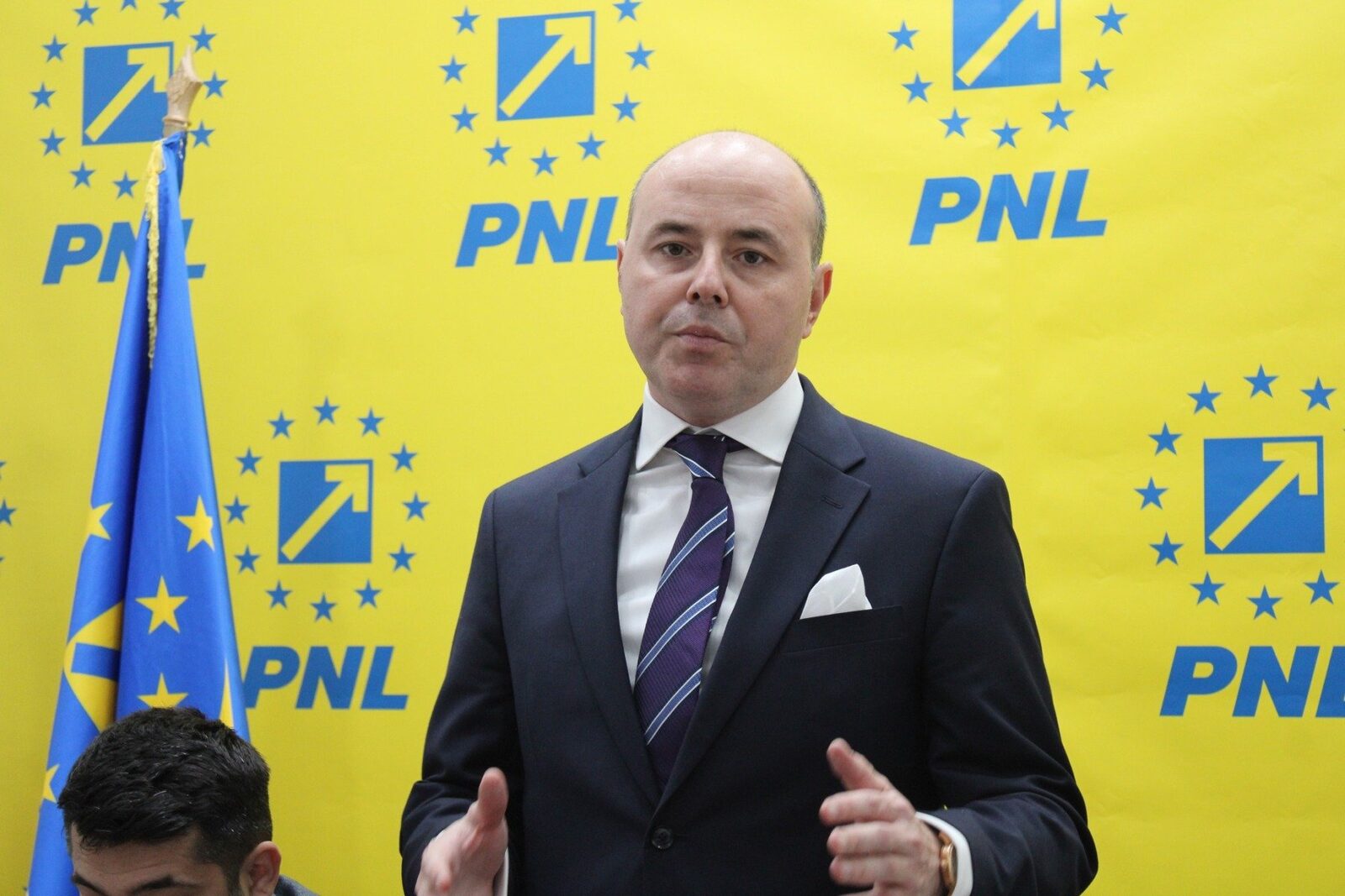 Alexandru Muraru solicită retragerea sprijinului pentru Radu Oprea, în contextul tensiunilor politice din PSD Liderii Partidului Național Liberal (PNL) reagă vehement la ultima serie de declarații și gesturi politice din partea social-democraților, în special în cazul senatorului Radu Oprea, afiliat PSD