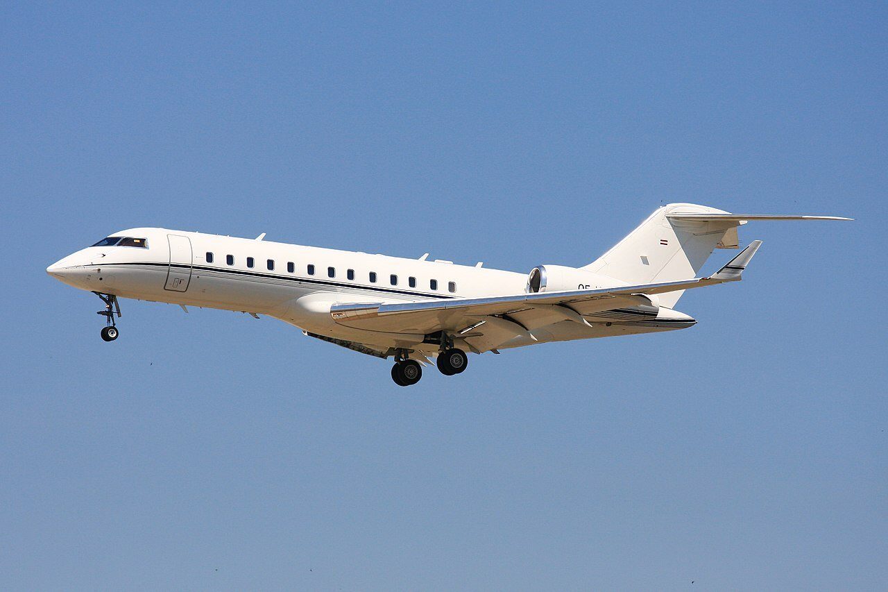 Președintele Nicușor Dan și zborul privată cu avion de lux în SUA: costuri și contexte politice Președintele Consiliului General al Municipiului București, Nicușor Dan, a fost surprins miercuri într-o escapadă rapidă în Statele Unite ale Americii, utilizând o aeronavă privată închiriată de la compania Țiriac Air
