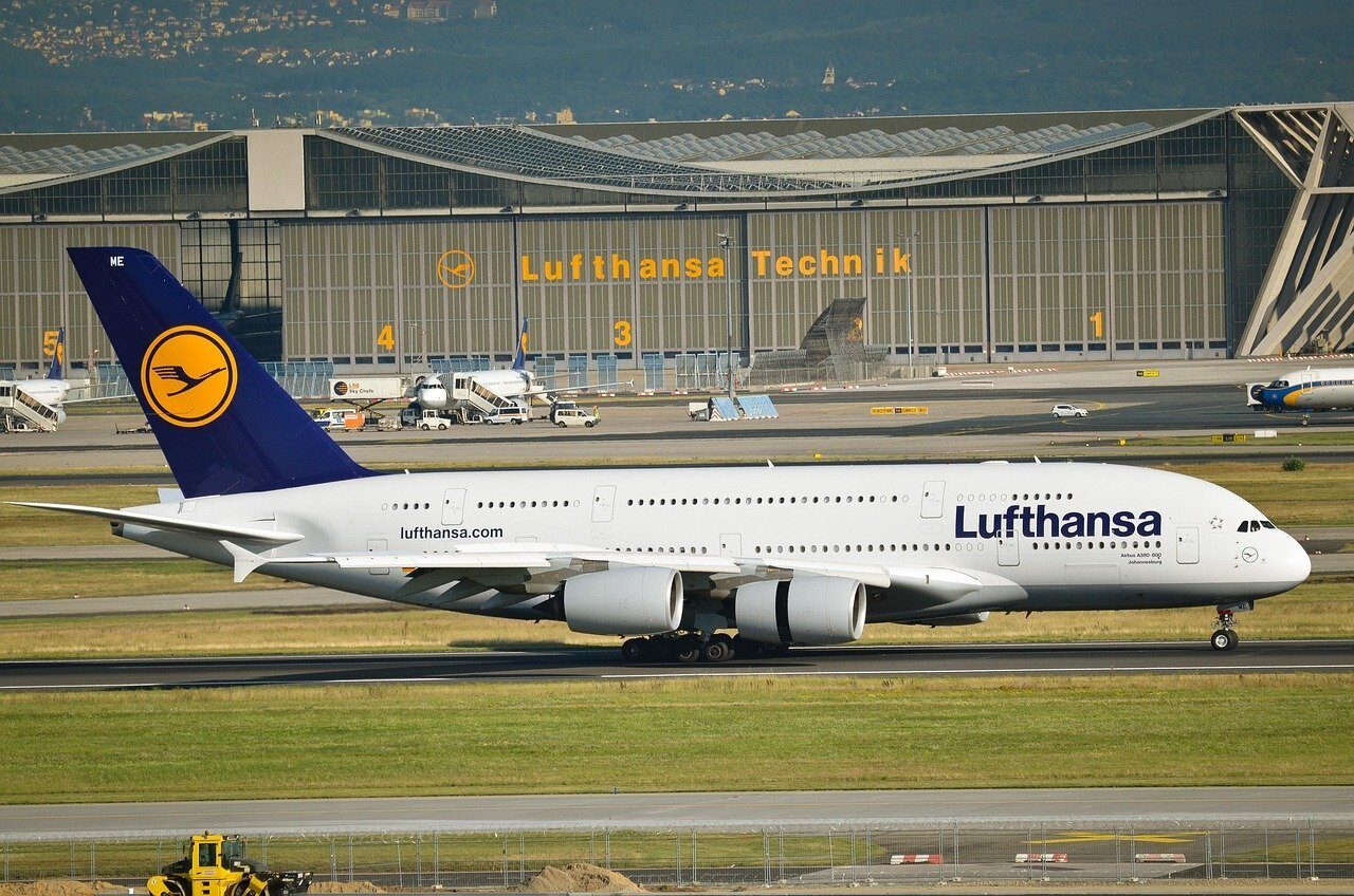 Greva piloților Lufthansa: Zborurile suspendate, excepții pentru Orientul Mijlociu Piloții companiei aeriene Lufthansa vor intra în grevă timp de două zile, începând de joi, din cauza disputelor legate de pensii, conform unei declarații a sindicatului piloților VC