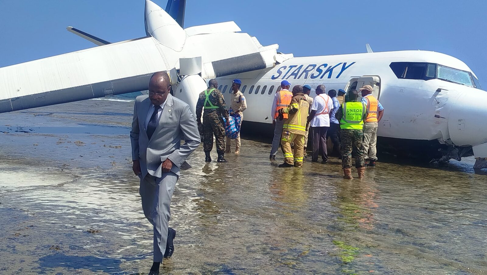 Un pilot exceptional a făcut posibilă o aterizare de urgență reușită pe țărmul din apropierea Aeroportului Internațional din Mogadiscio, salvând viețile celor 55 de pasageri aflați la bord