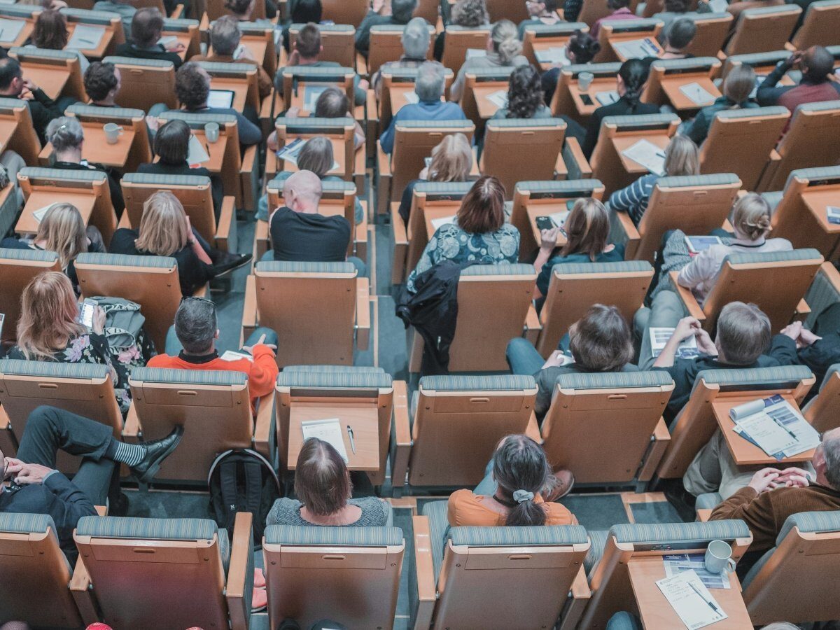 Ilie Bolojan: Banii pentru Educație trebuie să crească, dar cu condiția îmbunătățirii calității Premierul Ilie Bolojan, aflat și în funcția de ministru interimar al Educației, a adresat un discurs hotărât în cadrul dezbaterii despre moțiunea opoziției pe tema reformei din învățământ