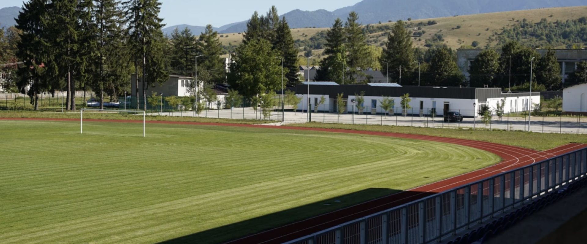 Primăria Zărnești anunță deschiderea oficială a noii baze sportive, programată pentru data de 2 februarie, marcând un pas important în dezvoltarea infrastructurii sportive și de agrement din oraș