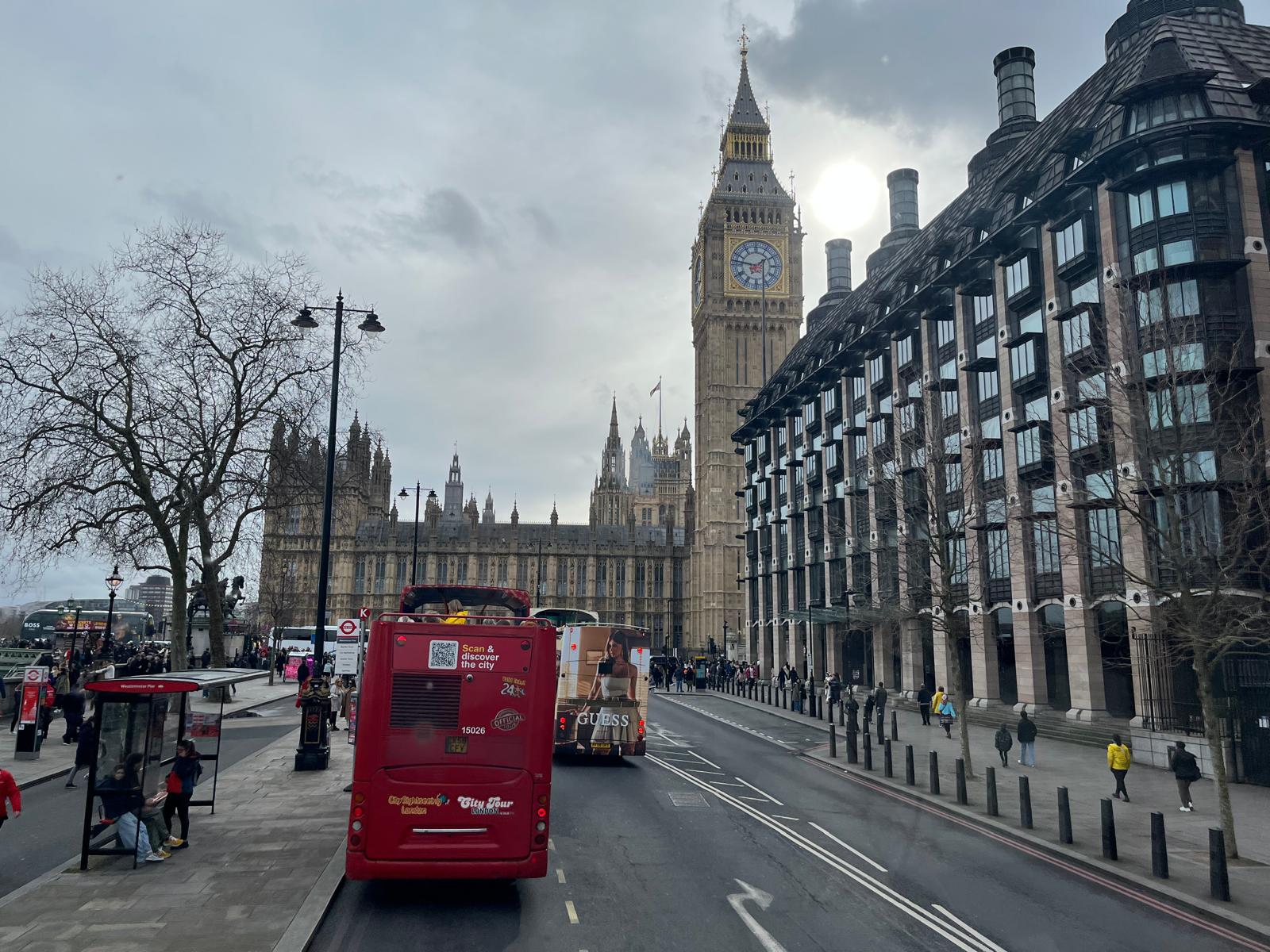 Ministrul român al Afacerilor Externe, Oana Țoiu, a efectuat marți o vizită semnificativă la Universitatea Oxford, în cadrul unui turneu oficial care subliniază consolidarea relațiilor culturale și educaționale dintre România și Regatul Unit în contextul recentelor evoluții geopolitice și al intenției de promovare a valorilor și identității românești peste hotare