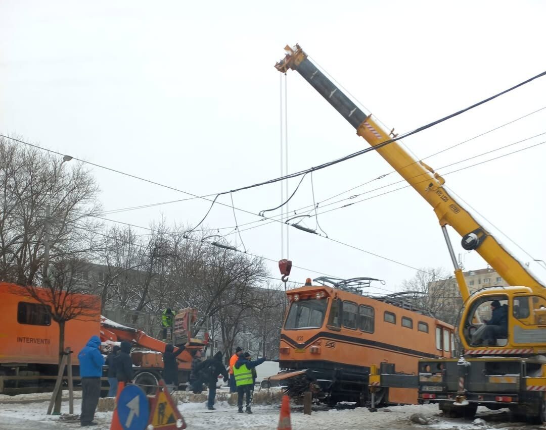 Noaptea de duminică spre luni a adus provocări majore pentru transportul în comun din București, odată cu ninsorile abundente și temperaturile extrem de scăzute
