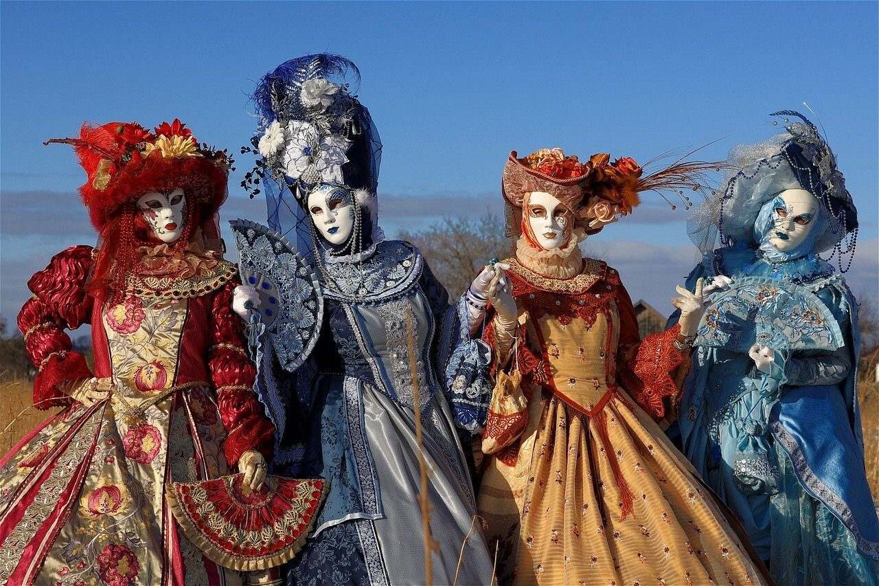 Veneția a fost învăluită din nou în culoare, muzică și spectacole de carnaval, după evenimentul din 2026 dedicat temei „Olympus – Originile Jocului”