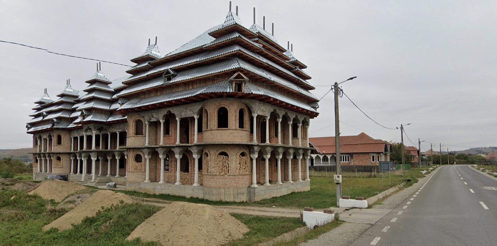 Victor Clopotar, un tâmplar cu suflet de artist din comuna Brateiu, județul Sibiu, redefinește granița dintre meșteșug tradițional și artă contemporană
