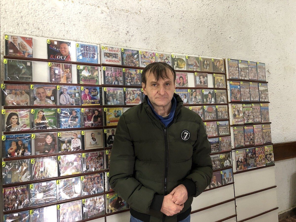 Un iz de nostalgie în centrul Sibiului: magazinul de CD-uri al lui Daniel Oprea, o relicvă a erei comuniste Pe strada centrală a Sibiului, într-un edificiu construit în timpul regimului comunist, tronează o mică stație de nostalgie muzicală: magazinul lui Daniel Oprea