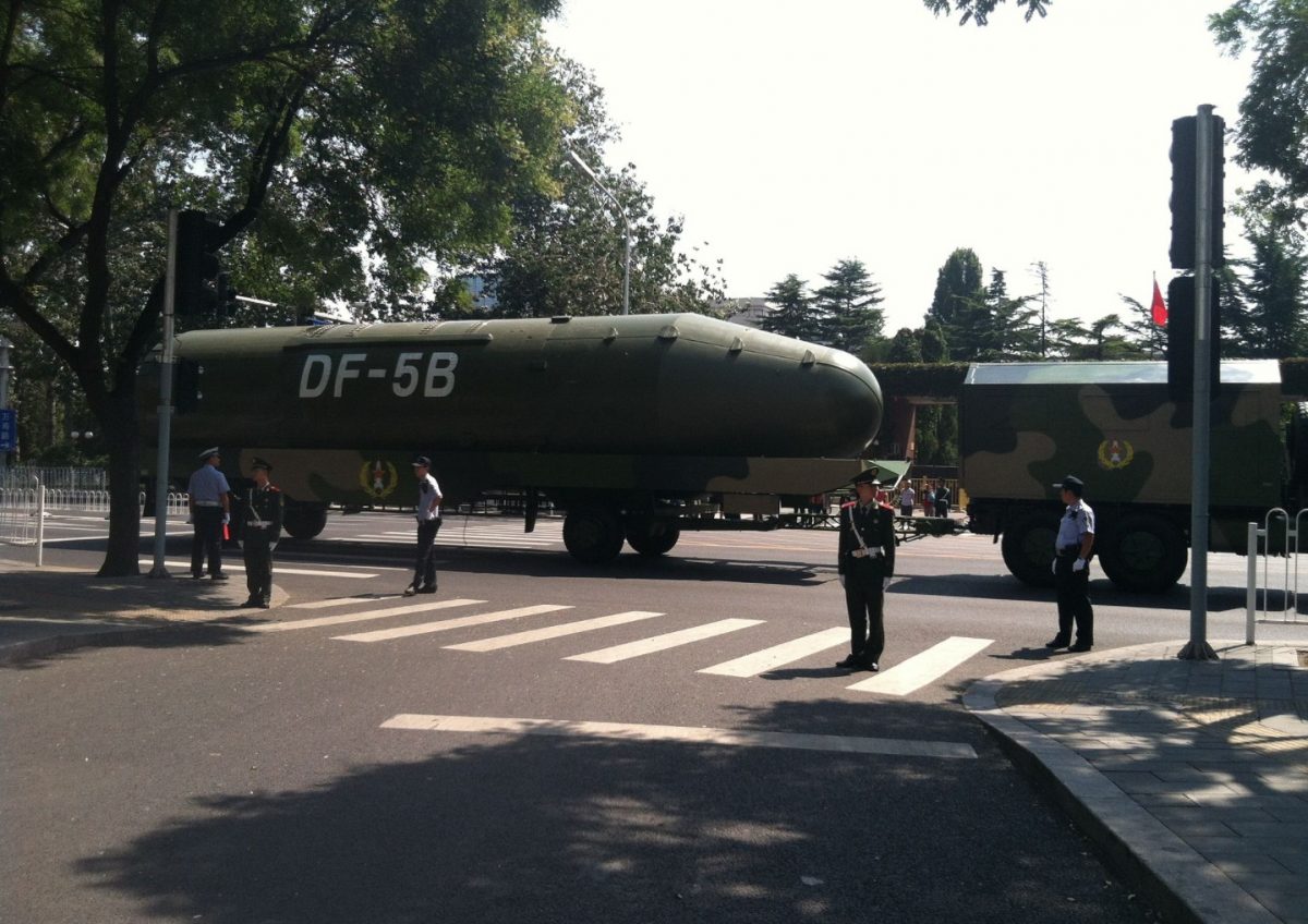 Statele Unite ale Americii au lansat vineri o serie de acuzații dure la adresa Chinei, acuzând Beijingul de o „acumulare masivă și deliberată” de arme nucleare, precum și de eforturi de a-și construi un arsenal comparabil cu cel al Americii și Rusiei