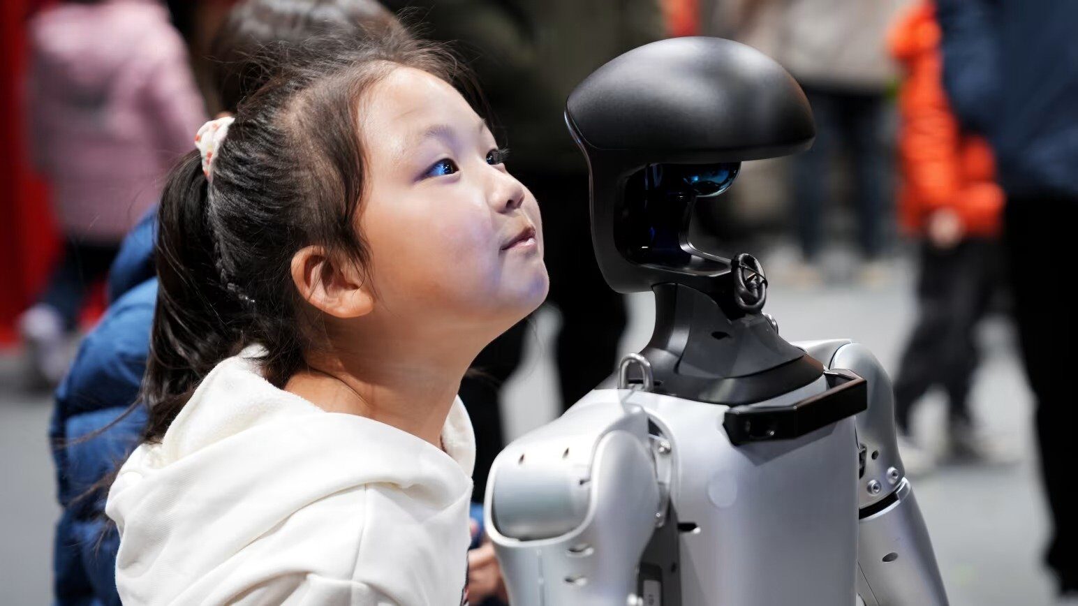 China se află în pragul unei transformări de proporții, în care cetățenii săi, odinioară motorul economic al lumii, se confruntă cu o bătrânire rapidă a populației, în timp ce natalitatea continuă să scadă