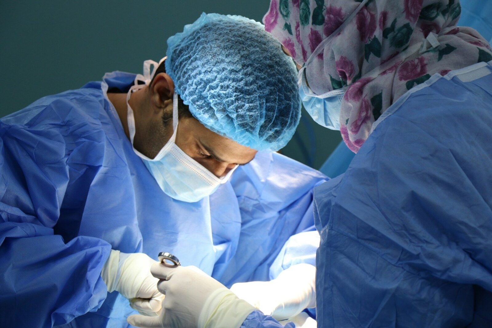 Târgu Mureș: Un pacient cu trei stopuri cardiorespiratorii salvat printr-un transplant cardiac, un record în România Un caz medical deosebit de rar și de complex a avut loc recent la Spitalul Clinic de Urgență „Prof