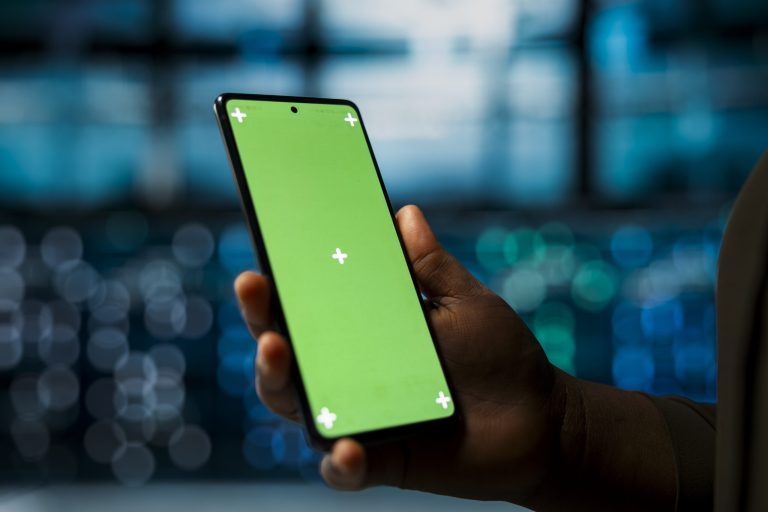 Virus invizibil poate spiona telefonul tău fără știai