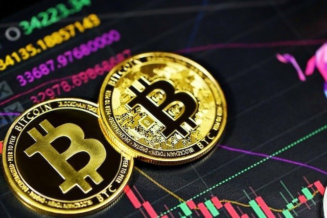 Bitcoin: Revoluția digitală care a schimbat fundamentul finanțelor moderne De aproape 15 ani, Bitcoin a reprezentat mai mult decât o simplă criptomonedă; este simbolul unei revoluții în modul în care conceptul de valoare și transfer de fondos poate fi reimaginat în era digitală