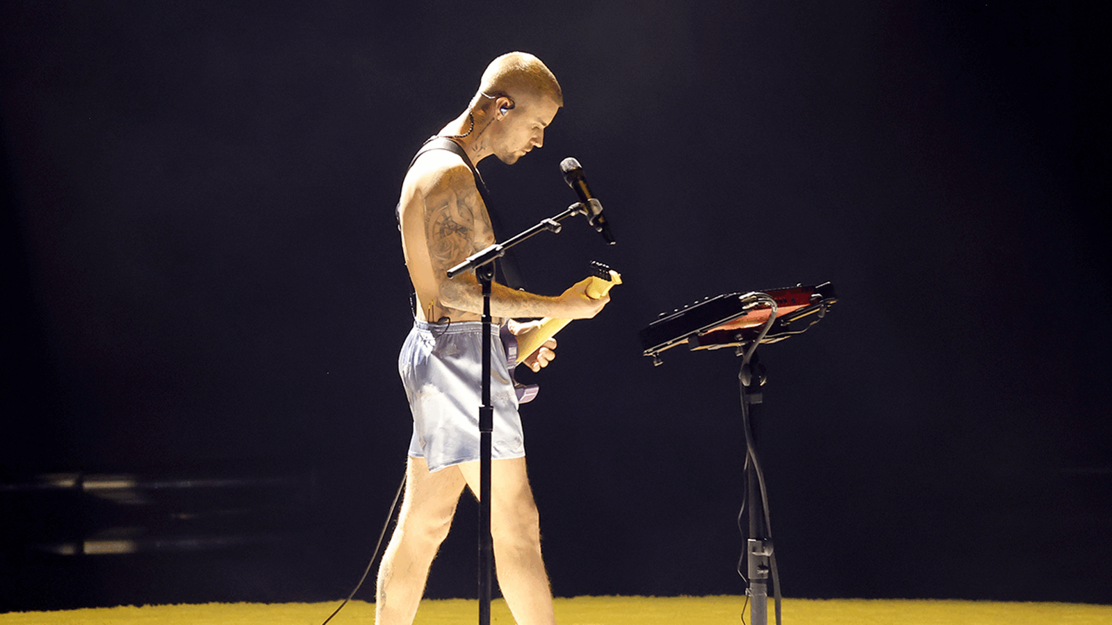 Justin Bieber, spectacol incendiar pe scena Grammy în… boxeri! Justin Bieber a făcut o revenire spectaculoasă pe scena Grammy după o absență de patru ani, dar nu în felul în care se așteptau fanii