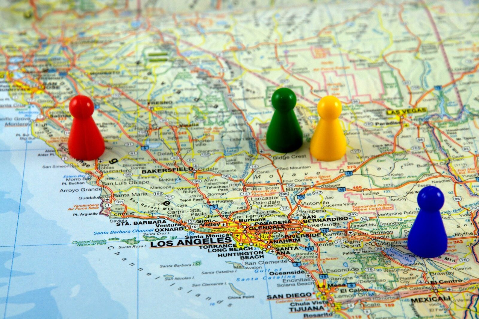 Curtea Supremă a SUA legitimează redesenarea electorală din California cu scop clar de a sprijini democrații la alegerile din 2026 Curtea Supremă a Statelor Unite a luat marți o decizie surprinzătoare, autorizând utilizarea unei noi hărți electorale în California, gest considerat de mulți ca fiind un act pentru consolidarea poziției Partidului Democrat în alegeri