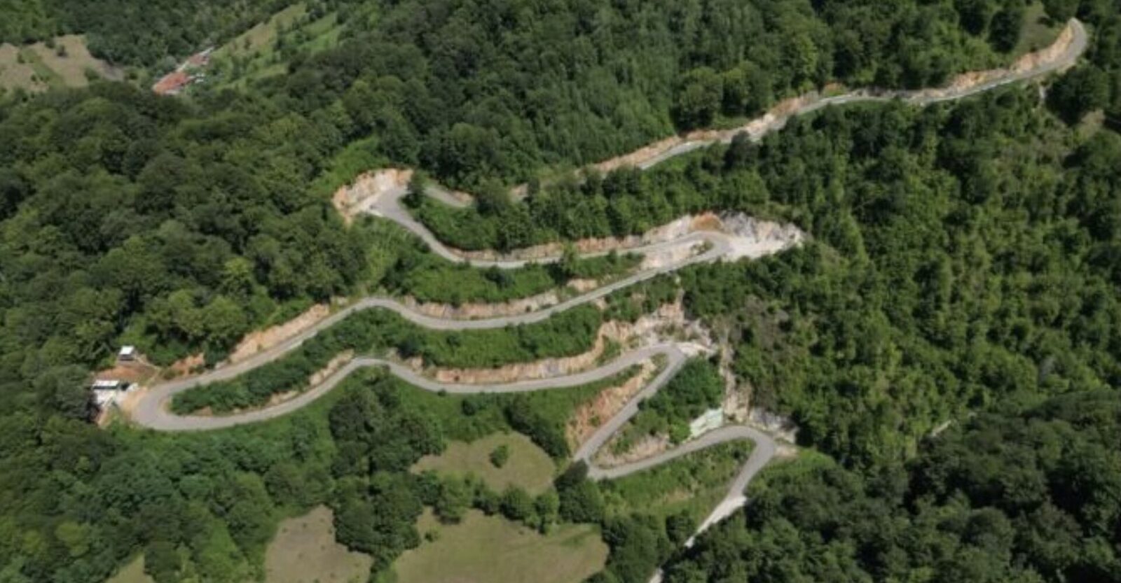 Județul Timiș pregătește cea mai mare investiție rutieră de după mulți ani, o amplă modernizare a drumurilor montane din zona de vest a țării, o inițiativă care promite să schimbe radical infrastructura locală și să impulsioneze dezvoltarea turistică și economică a regiunii