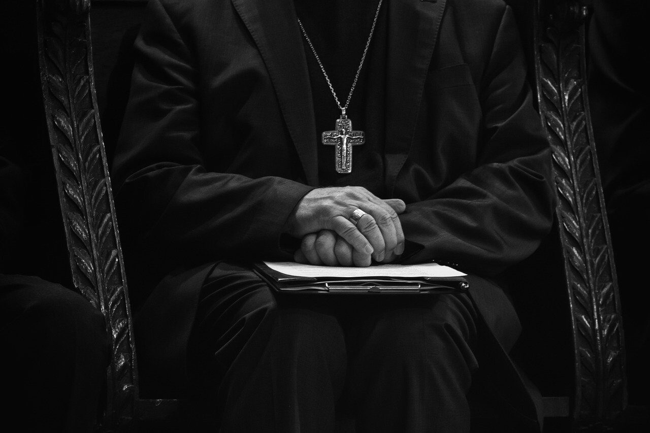 Episcopul catolic Andrzej Jez, în centrul unui proces controversat în Polonia, a apărut miercuri în fața instanței din localitatea Tarnow, acuzat de întârziere în denunțarea abuzurilor sexuale comise de preoți asupra unor minori