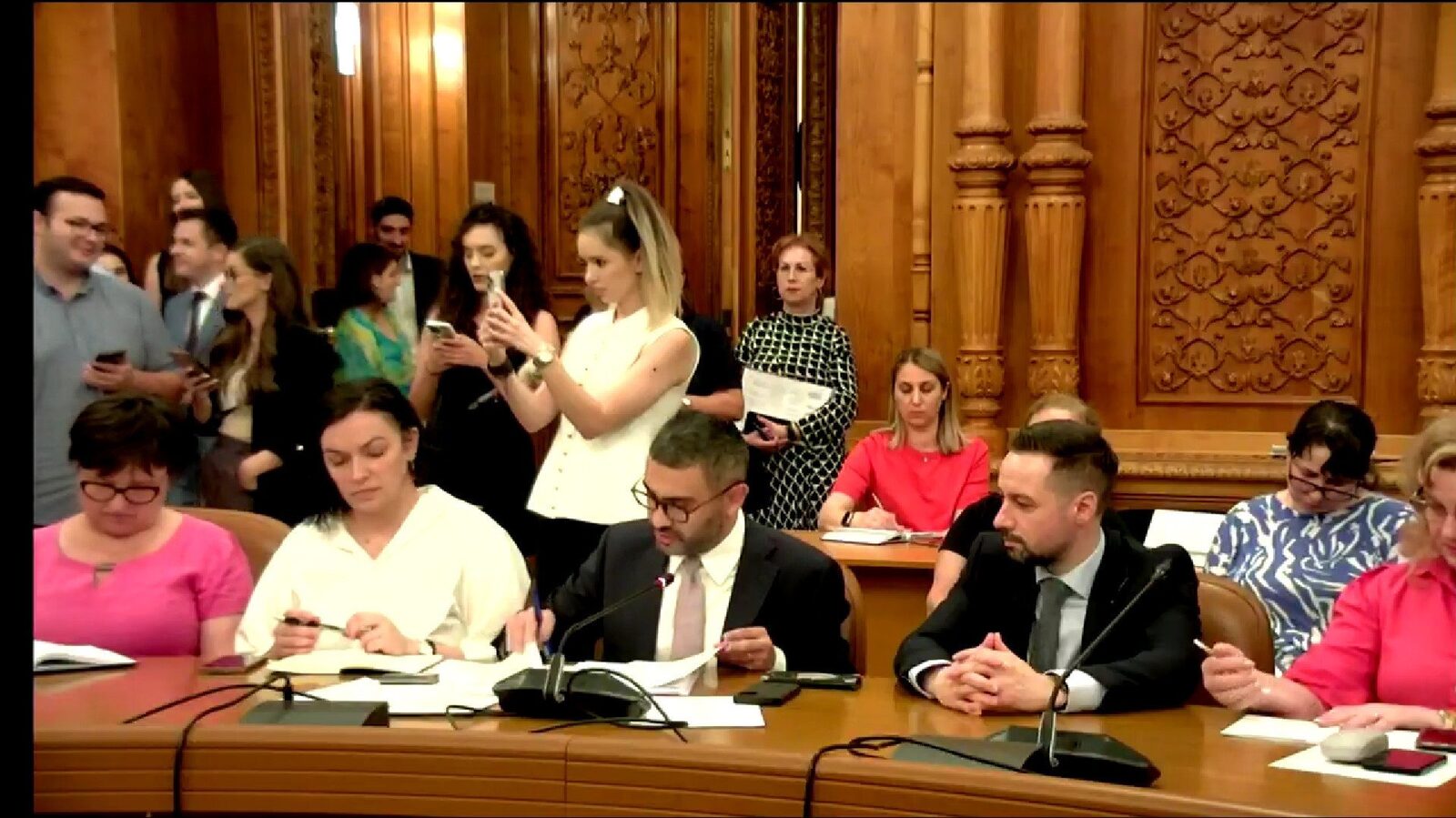 Pachetul de solidaritate al Ministerului Muncii avansează în Parlament Ministrul Muncii, Florin Manole, a anunțat că pachetul de solidaritate destinat sprijinirii persoanelor vulnerabile „merge înainte”, după ce comisiile de muncă reunite ale Parlamentului au votat amendamentul PSD