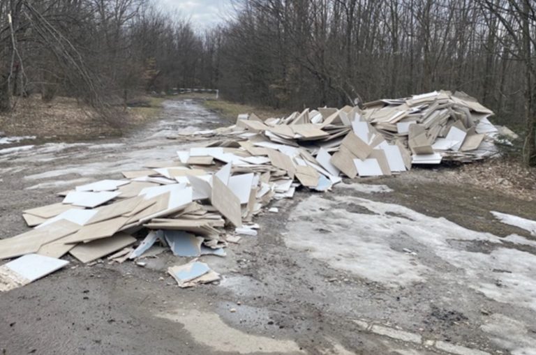 Autoritățile au început ancheta după gunoaie de construcții abandonate în Parcul Național Cheile Nerei