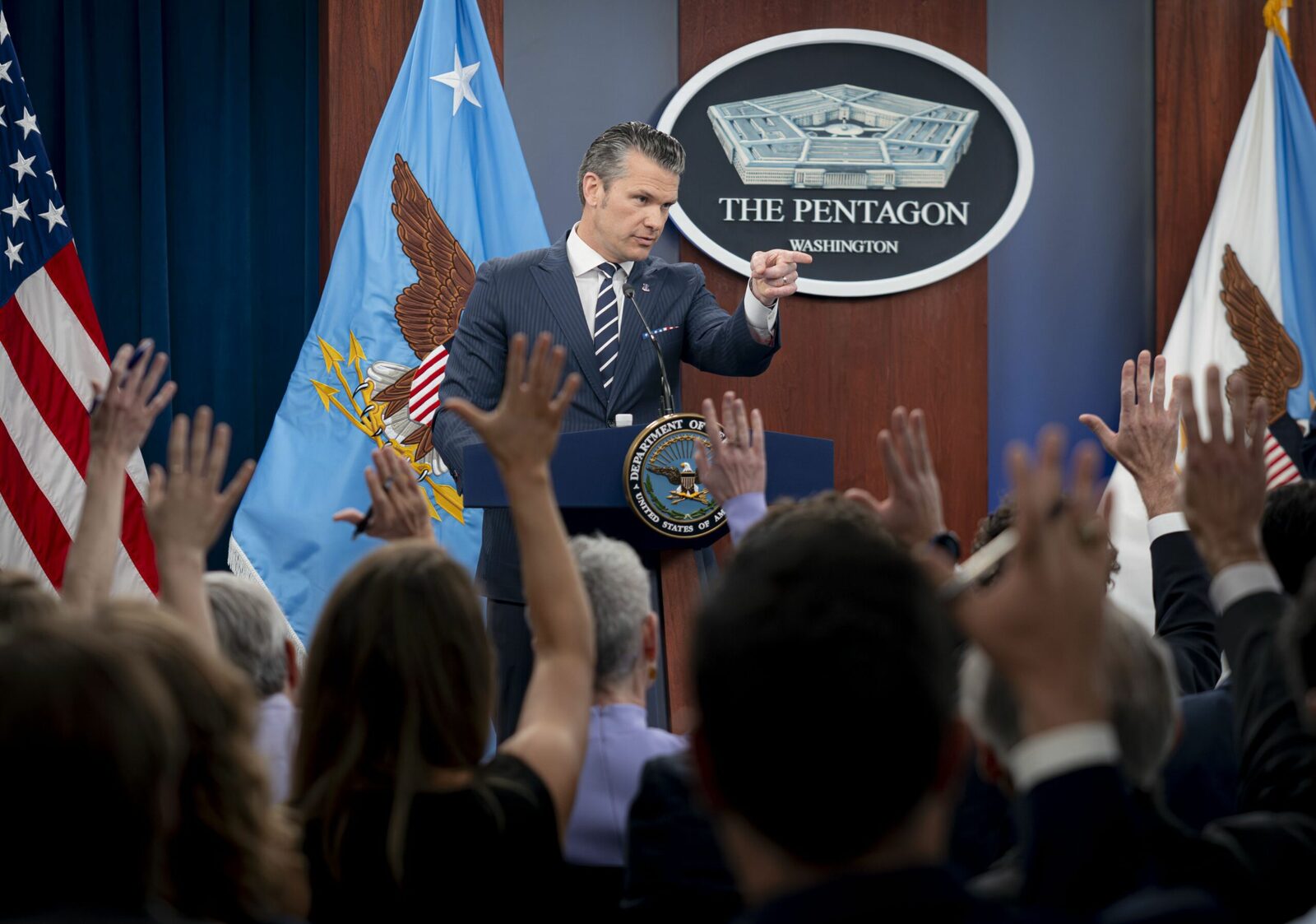 Administrația americană îi impune companiei Anthropic un termen limită pentru utilizarea AI în scopuri militare Pentagonul amenință compania americană Anthropic cu consecințe grave dacă nu va revizui restricțiile aplicate modelului său de inteligență artificială, Claude, într-un interval extrem de scurt