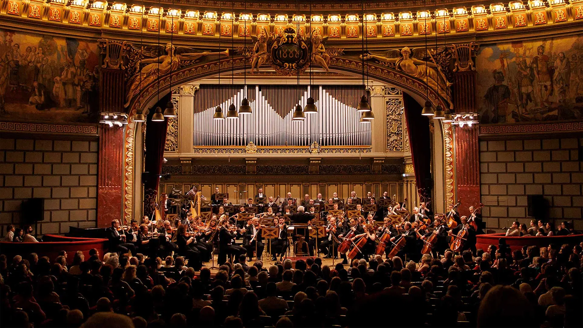 Filarmonica „George Enescu” găzduiește două seri sold-out cu două nume de referință în lumea muzicii clasice: pianista Zee Zee și dirijorul Duncan Ward Cea de-a doua săptămână a lunii februarie aduce un eveniment de excepție în peisajul cultural bucureștean: concertele susținute de pianistica Zee Zee și dirijorul Duncan Ward, programate pe 12 și 13 februarie, au fost rapid sold-out, confirmând fascinația publicului pentru aceste nume emblematice