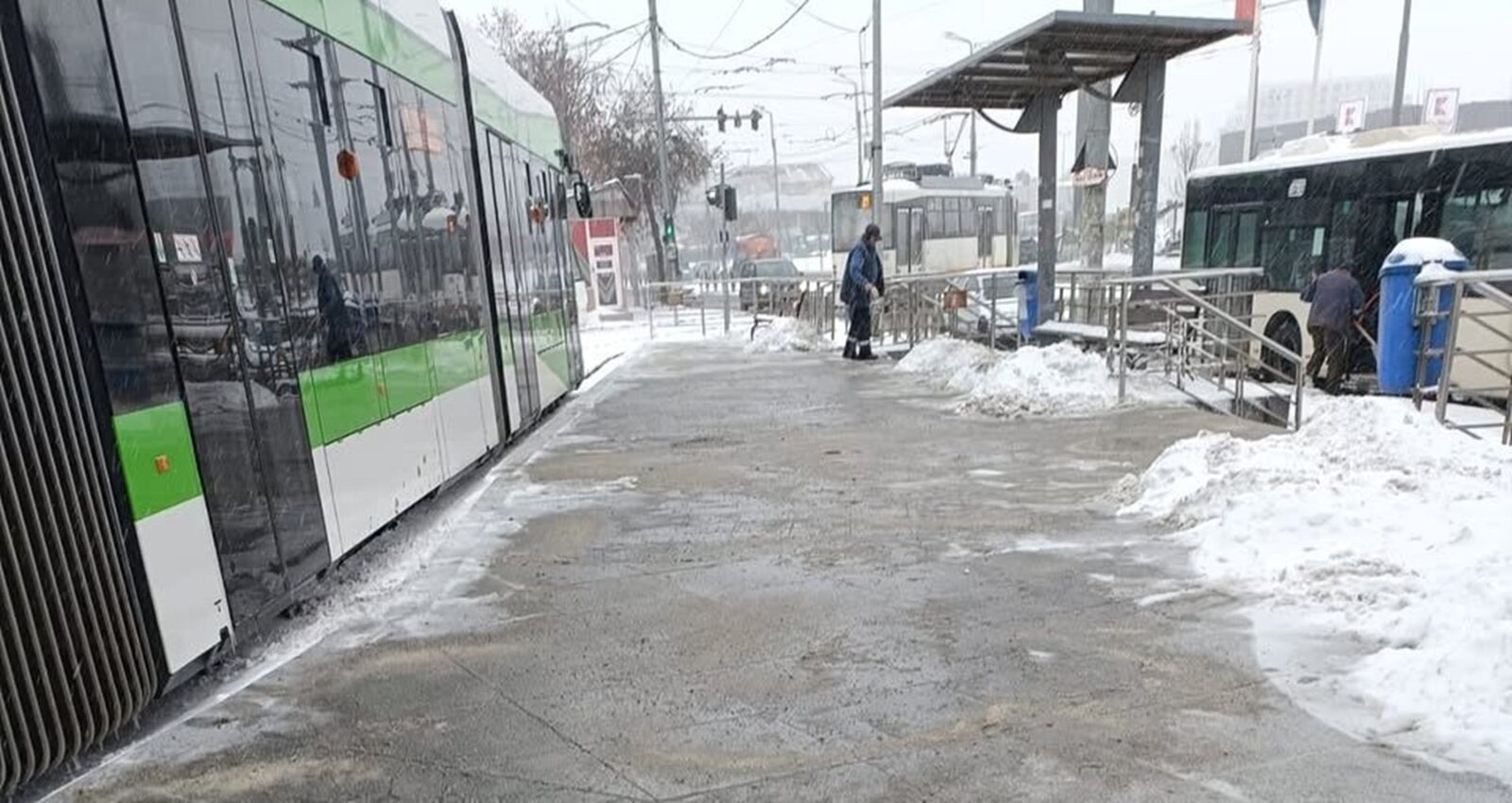 Bucureștiul se confruntă cu un val de ninsori îngrijorător, care a determinat autoritățile să declanșeze măsuri speciale pentru a menține funcționarea serviciilor publice, în condiții de siguranță