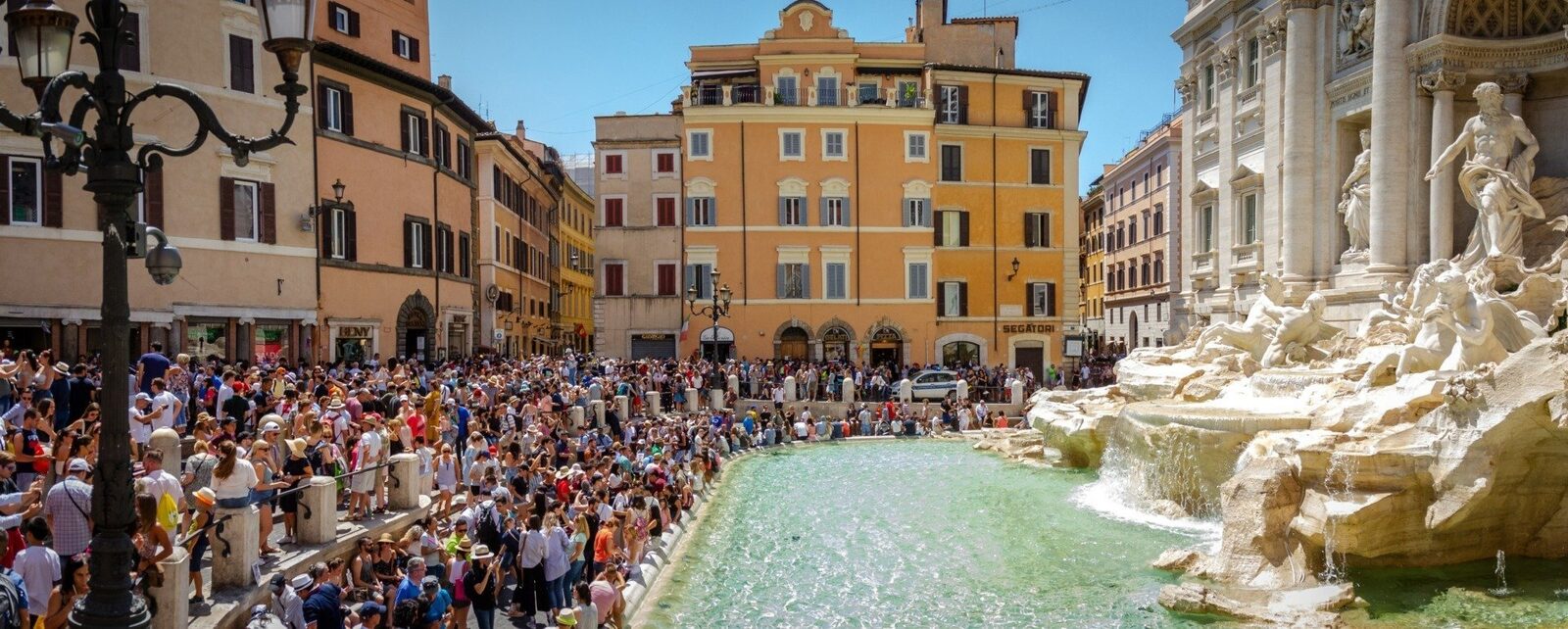 Roma introduce taxă de acces pentru vizitatorii Fontana di Trevi, într-o încercare de a gestiona aglomerația Fontana di Trevi, una dintre cele mai iconice și vizitate atracții ale Romei, a fost recent supusă unor schimbări semnificative menite să limiteze aglomerația
